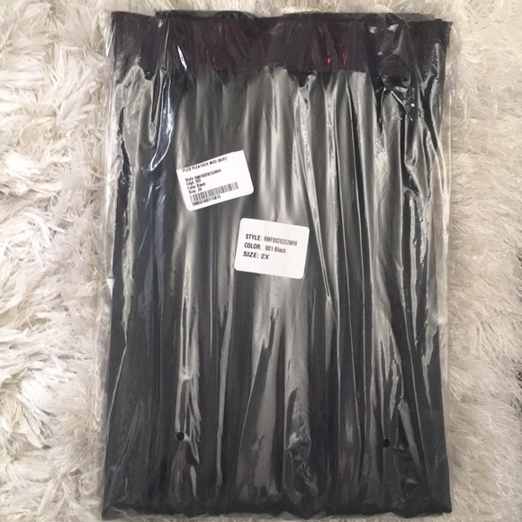 NIB Trendy Faux Leather Pleated Skirt Sz 2X - Picture 5 of 5